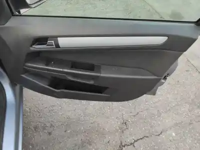 Recambio de automóvil de segunda mano de panel puerta delantera derecha para opel astra h caravan z19dth referencias oem iam slv13153882  