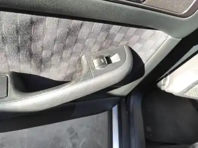 Recambio de automóvil de segunda mano de Mando Elevalunas Trasero Izquierdo para AUDI A6 AVANT (4B5) AFB referencias OEM IAM   