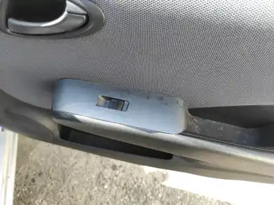 Автозапчастина б/у ПЕРЕДНІЙ ПРАВИЙ ВІКОННИЙ Вимикач для HONDA JAZZ (GD1/5)  Посилання на OEM IAM   