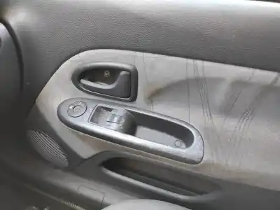 Автозапчастина б/у передній правий віконний вимикач для RENAULT CLIO II FASE II (B/CB0) K9K704 Посилання на OEM IAM   
