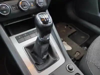 Second-hand car spare part gear lever knob for skoda octavia iii combi (5e5, 5e6) 2.0 tdi oem iam references 5e1711113bb