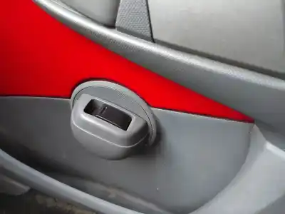 Peça sobressalente para automóvel em segunda mão botão / interruptor elevador vidro dianteiro direito por citroen c1 (pm_, pn_) 1.0 referências oem iam 