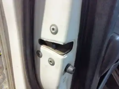 Second-hand car spare part left front door lock for toyota hilux vii pick-up (_n1_, _n2_, _n3_) 2.5 d-4d 4wd (kun25_) oem iam references 690400k070   Second-hand car spare part left front door lock for toyota hilux vii pick-up (_n1_, _n2_, _n3_) 2.5 d-4d 4wd (kun25_) oem iam references 690400k070