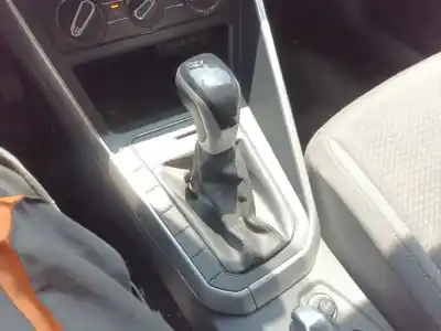 Peça sobressalente para automóvel em segunda mão alavanca de velocidades por volkswagen polo vi (aw1, bz1, ae1) 1.0 tsi referências oem iam 2q0711049j