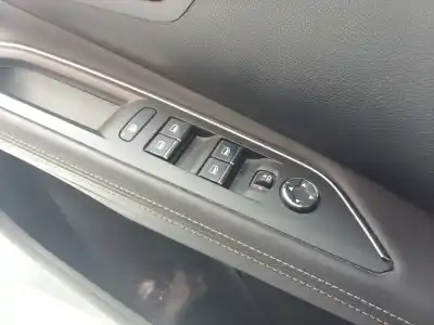 Recambio de automóvil de segunda mano de MANDO ELEVALUNAS DELANTERO IZQUIERDO para PEUGEOT 3008 SUV (MC_, MR_, MJ_, M4_) 1.2 THP/ PURETECH 130 (MRHNSM, MRHNSU, MRHNSJ, MRHNYW,... referencias OEM IAM 98423402ZD  