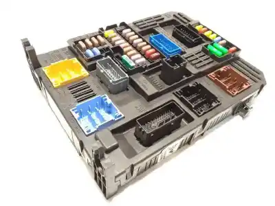 Pezzo di ricambio per auto di seconda mano scatola relè/fusibili per peugeot 3008 hybrid allure riferimenti oem iam 9832881380  