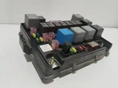 Pezzo di ricambio per auto di seconda mano scatola relè/fusibili per ssangyong rodius i 2.7 xdi riferimenti oem iam 8211021000  