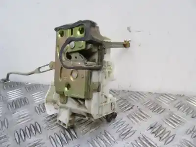 Second-hand car spare part left front door lock for toyota avensis 2.0 d oem iam references 6904005081