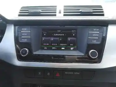 Second-hand car spare part audio system / radio cd for skoda fabia combi 1.0 mpi oem iam references 6v0035871d  