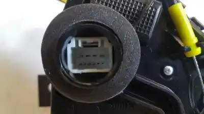 Second-hand car spare part left front door lock for toyota auris active oem iam references   