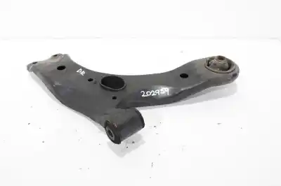 Pezzo di ricambio per auto di seconda mano braccio sospensione inferiore anteriore destro per toyota auris active riferimenti oem iam   