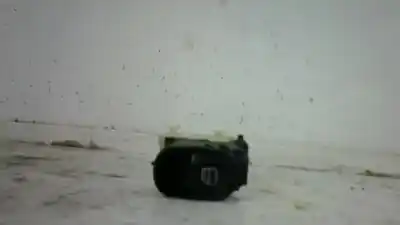 Peça sobressalente para automóvel em segunda mão botão / interruptor elevador vidro traseiro esquerdo por mercedes-benz clase c (w203) berlina 220 cdi (203.006) referências oem iam a2038200210