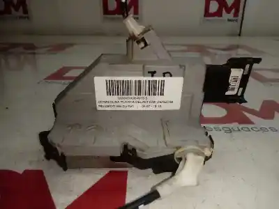Peça sobressalente para automóvel em segunda mão fechadura da porta dianteira direita por peugeot 308 confort referências oem iam 567164