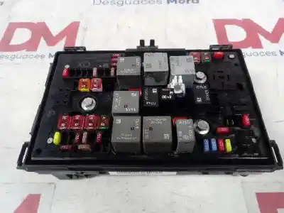 Peça sobressalente para automóvel em segunda mão caixa de fusíveis e relés por opel astra j lim. cosmo referências oem iam 13313207