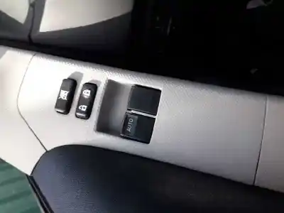 Peça sobressalente para automóvel em segunda mão BOTÃO / INTERRUPTOR ELEVADOR VIDRO DIANTEIRO ESQUERDO por TOYOTA YARIS  Referências OEM IAM   