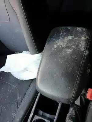 Pezzo di ricambio per auto di seconda mano bracciolo centrale per ford focus lim. black&red riferimenti oem iam a045a06em35  