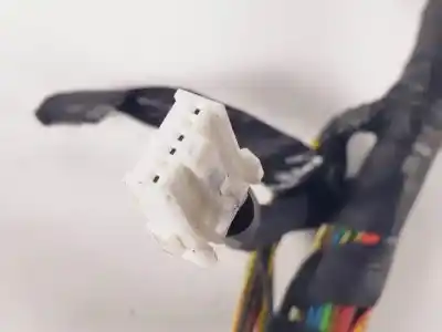 Second-hand car spare part fuse box unit for ssangyong tivoli 173910 oem iam references 8235035320  