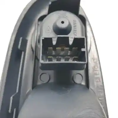 Pezzo di ricambio per auto di seconda mano interruttore alzacristalli anteriore sinistro per renault clio ii fase i (b/cbo) k4m748 riferimenti oem iam 7700411271  