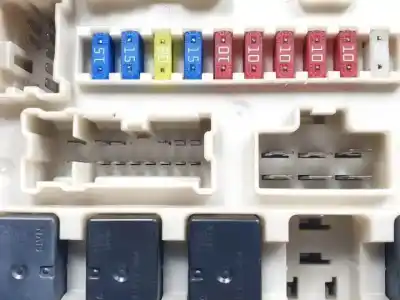 Pezzo di ricambio per auto di seconda mano scatola relè/fusibili per renault grand modus k9k750 riferimenti oem iam 233293c  
