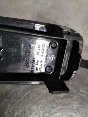 Автозапчастина б/у передній правий віконний вимикач для peugeot 308 gt line посилання на oem iam 96777320 Автозапчастина б/у передній правий віконний вимикач для peugeot 308 gt line посилання на oem iam 96777320