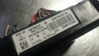 Peça sobressalente para automóvel em segunda mão Caixa De Fusíveis E Relés por RENAULT LATITUDE Initiale 241 CV / 177 KW Referências OEM IAM 284B13135R  