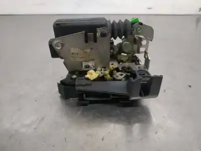 Second-hand car spare part left front door lock for dacia duster laureate 4x2 oem iam references 8200735227  