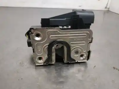 Second-hand car spare part left front door lock for dacia duster laureate 4x2 oem iam references 8200735227  