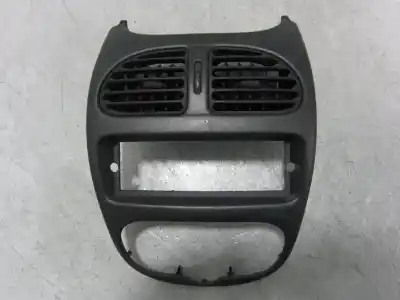 Автозапчасти б/у аэрационная решетка за peugeot 206 fastback (2a/c) 1.4 i ссылки oem iam 9640404777