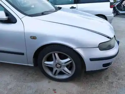 Автозапчасти б/у переднее правое крыло за seat toledo ii (1m2) 2.3 v5 ссылки oem iam 