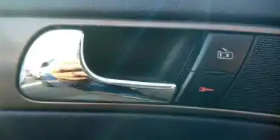 Автозапчастина б/у ліва передня внутрішня ручка для audi a6 c5 (4b2) 2.4 посилання на oem iam 