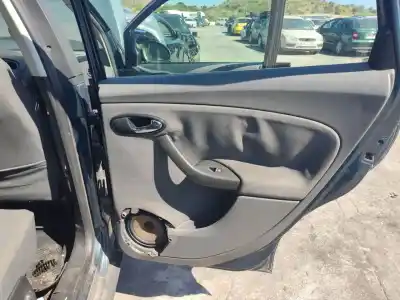 Recambio de automóvil de segunda mano de GUARNECIDO PUERTA TRASERA DERECHA para SEAT ALTEA (5P1)  referencias OEM IAM   