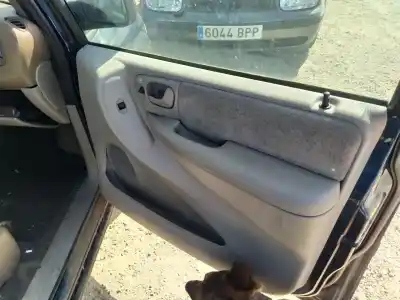 Автозапчасти б/у обивка передней правой двери за CHRYSLER VOYAGER IV (RG, RS) 2.4 ссылки OEM IAM   