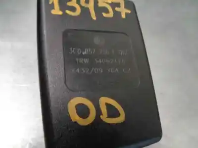 Автозапчасти б/у крюк для пояса за volkswagen passat variant (3c5) 2.0 tdi ссылки oem iam 1k3857756e  