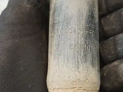 Second-hand car spare part right rear shock absorber for dacia duster ambiance 4x2 oem iam references 562105043r  e1010104