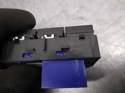 Second-hand car spare part switch for peugeot 308 sw ii (lc_, lj_, lr_, lx_, l4_) 1.2 thp 130 oem iam references 98033305zd   Second-hand car spare part switch for peugeot 308 sw ii (lc_, lj_, lr_, lx_, l4_) 1.2 thp 130 oem iam references 98033305zd