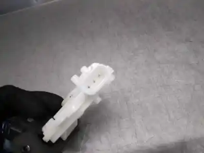 Автозапчасти б/у замок багажника/ворот за toyota yaris (_p13_) 1.5 hybrid (nhp130_) ссылки oem iam 6935002090  