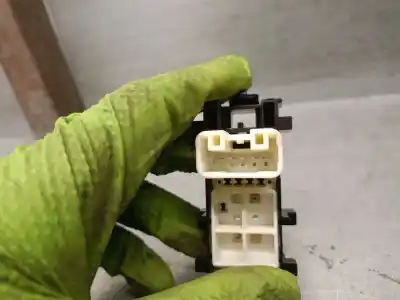 Автозапчасти б/у выключатель переднего правого окна за toyota yaris (_p13_) 1.5 hybrid (nhp130_) ссылки oem iam 19282918  