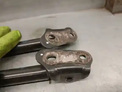 Автозапчасти б/у амортизаторы багажника/двери за toyota yaris (_p13_) 1.5 hybrid (nhp130_) ссылки oem iam 689500d200 689600d160 