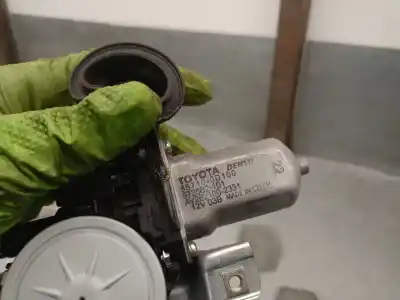 Автозапчастина б/у регулятор переднього правого скла для toyota yaris (_p13_) 1.5 hybrid (nhp130_) посилання на oem iam 857100d100 973582101 698100d300