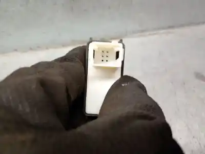 Автозапчасти б/у выключатель переднего правого окна за opel corsa f 1.2 (68) ссылки oem iam 98044803zd  