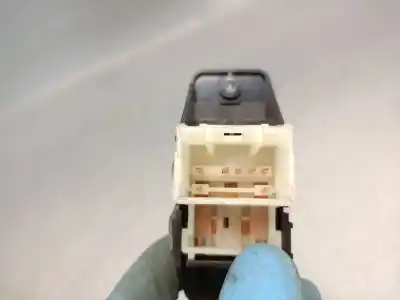 Автозапчасти б/у управление задними правыми стеклами за kia stonic (yb) 1.2 cvvt ссылки oem iam 93590h8000wk  93576h8500