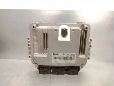 Pièce détachée automobile d'occasion CALCULATEUR MOTEUR ECU pour RENAULT MEGANE II (BM0/1_, CM0/1_) 1.9 DCI Références OEM IAM 8200527725  