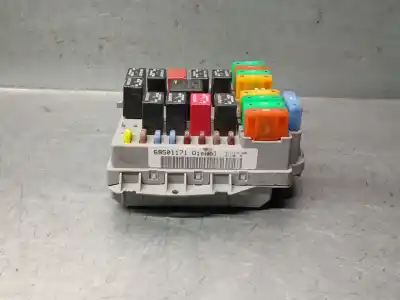 Pezzo di ricambio per auto di seconda mano scatola relè/fusibili per iveco daily iv caja/chasis 35c15 riferimenti oem iam 69501171  69501171