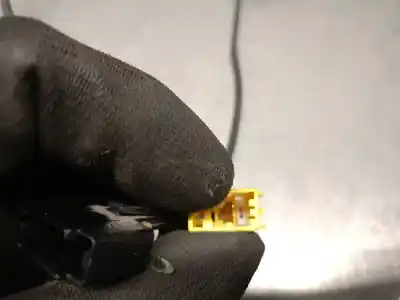 Автозапчастина б/у правий натяжач подушки безпеки для opel meriva b 1.3 16v cdti посилання на oem iam 13250517  39050200