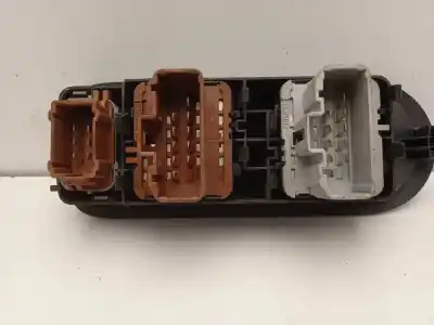 Recambio de automóvil de segunda mano de mando elevalunas del izq para renault megane ii classic berlina 1.6 16v 112 cv / 82 kw referencias oem iam 025330  
