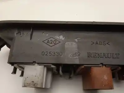 Recambio de automóvil de segunda mano de mando elevalunas del izq para renault megane ii classic berlina 1.6 16v 112 cv / 82 kw referencias oem iam 025330  