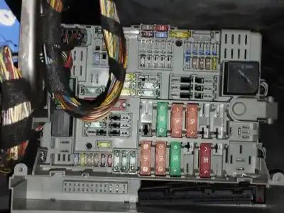 Peça sobressalente para automóvel em segunda mão caixa de fusíveis e relés por bmw serie 3 berlina (e90) 318d referências oem iam 