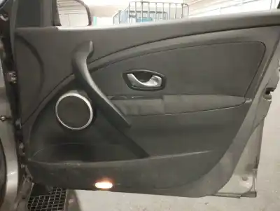 Peça sobressalente para automóvel em segunda mão forra / revestimento da porta dianteira direita por renault megane iii berlina 5 p dynamique referências oem iam 809000421r