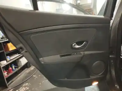 Peça sobressalente para automóvel em segunda mão forra / revestimento da porta traseira esquerda por renault megane iii berlina 5 p dynamique referências oem iam 829a10126r