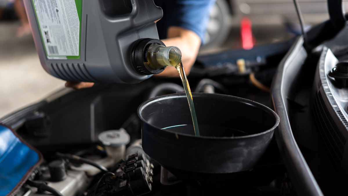 Halten Sie Motor und Ersatzteile mit Schmierstoffen und Additiven in Top-Zustand. Verlängern Sie Lebensdauer und Leistung.                            